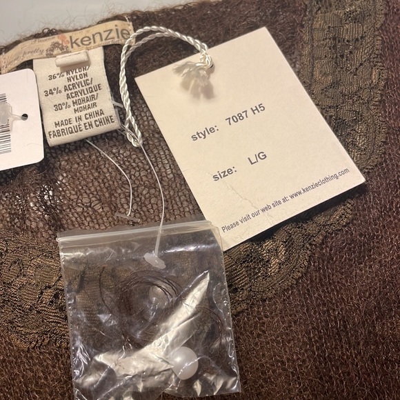 Kenzie Women’s short sweater size Large - Picture 8 of 9